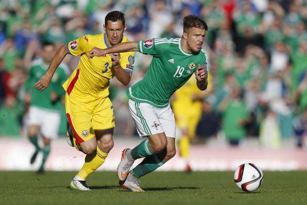 لازلو سيبسي في محاولة اللحاق بمهاجم إيرلندا الشمالية