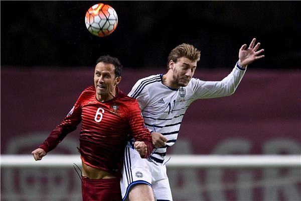 ريكاردو كارفاليو (يسار)