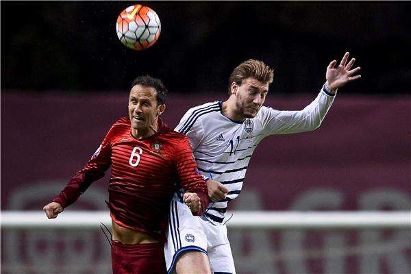 ريكاردو كارفاليو (يسار)