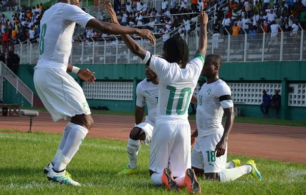 نجوم المنتخب العاجي يحتفلون باللهدف 