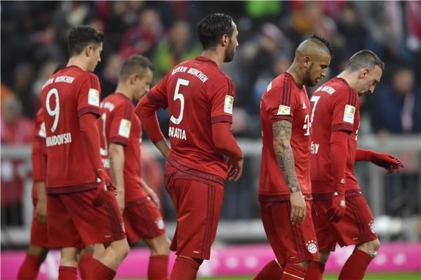 مهدي بن عطية مع زملائه في الفريق