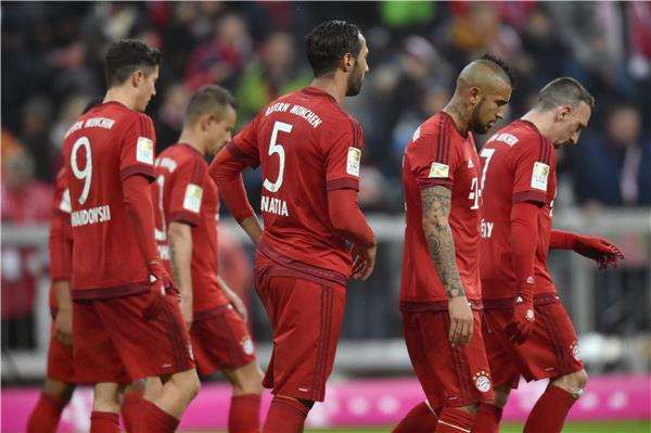 مهدي بن عطية مع زملائه في الفريق