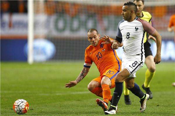  فيسلي سنايدر في مباراة منتخبه مع فرنسا