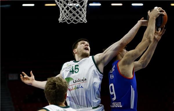 من مباراة افيس اسطنبول وملقة الاسباني