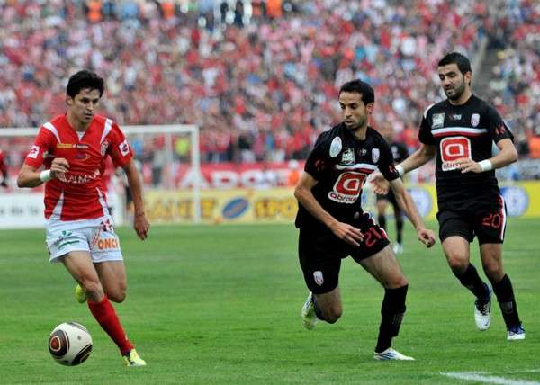 عادل المسكيني يسار الصورة في مباراة فريقه ضد المغرب التطواني