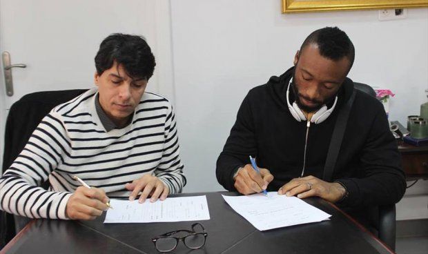 الحارس الايفواري يمين الصورة