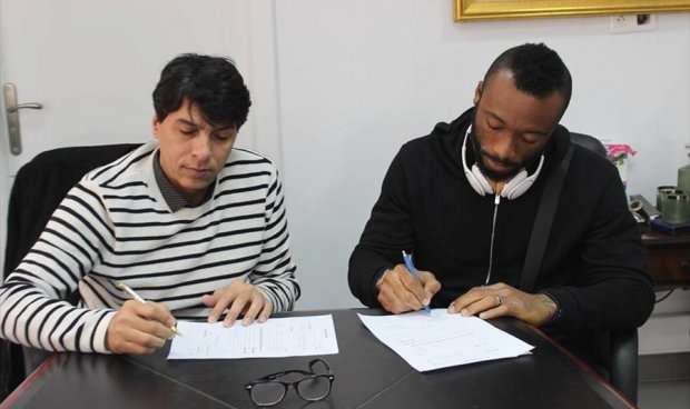 الحارس الايفواري يمين الصورة