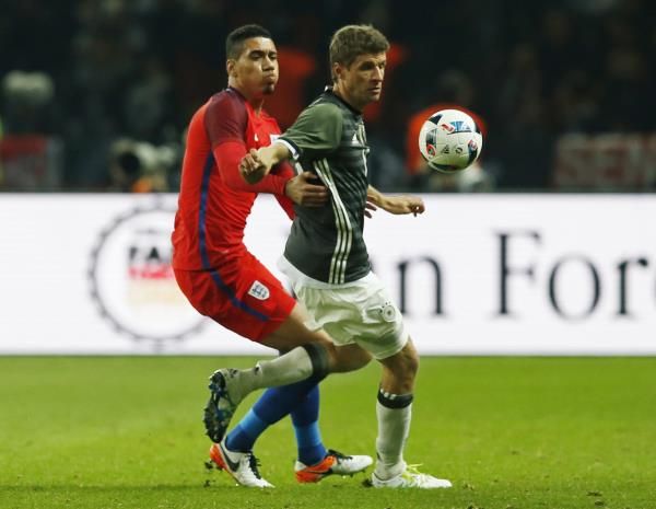 توماس مولر خلال المباراة ( يمين )