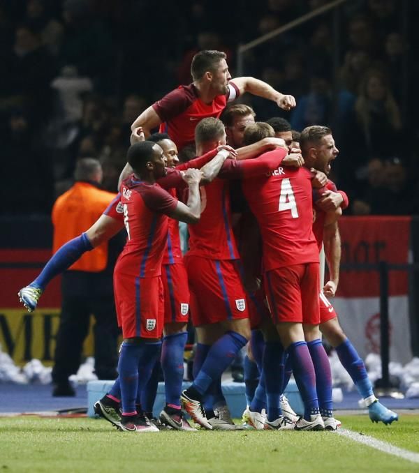 فرحة لاعبي المنتخب الإنجليزي بهدف الفوز