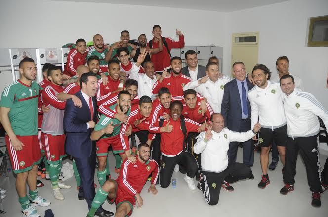 احتفال فوزي لقجع مع اللاعبين