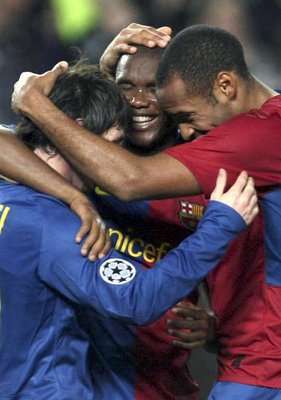 فرحة هنري وايتو مع ميسي بعد تسجيله احد لهدف