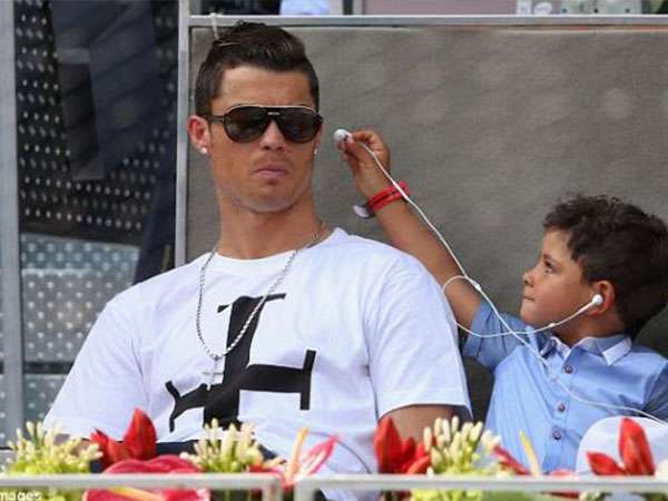 كريستيانو رونالدو وابنه 