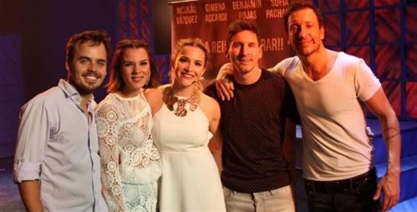 ليونيل ميسي في المسرح مع الممثلين