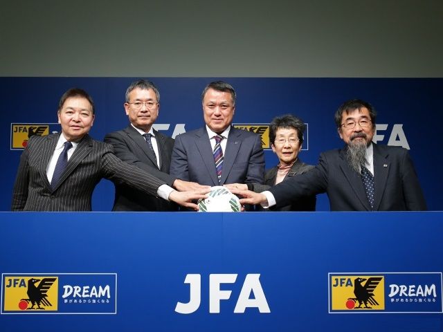 الرئيس كوزو تاشيما في الوسط بعد نهاية الاجتماع