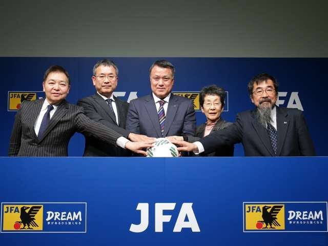 الرئيس كوزو تاشيما في الوسط بعد نهاية الاجتماع