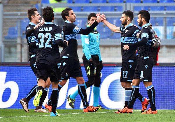 كاندريفا مع زملائه في الفريق