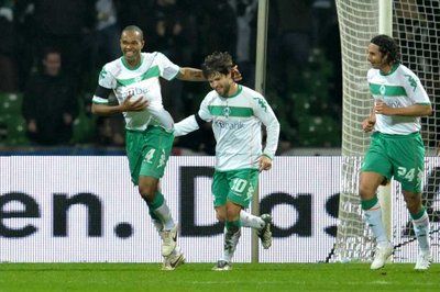 البرازيلي نالدو مدافع بريمن يحتفل مع زملائه باحرازه هدف المباراة الوحيد