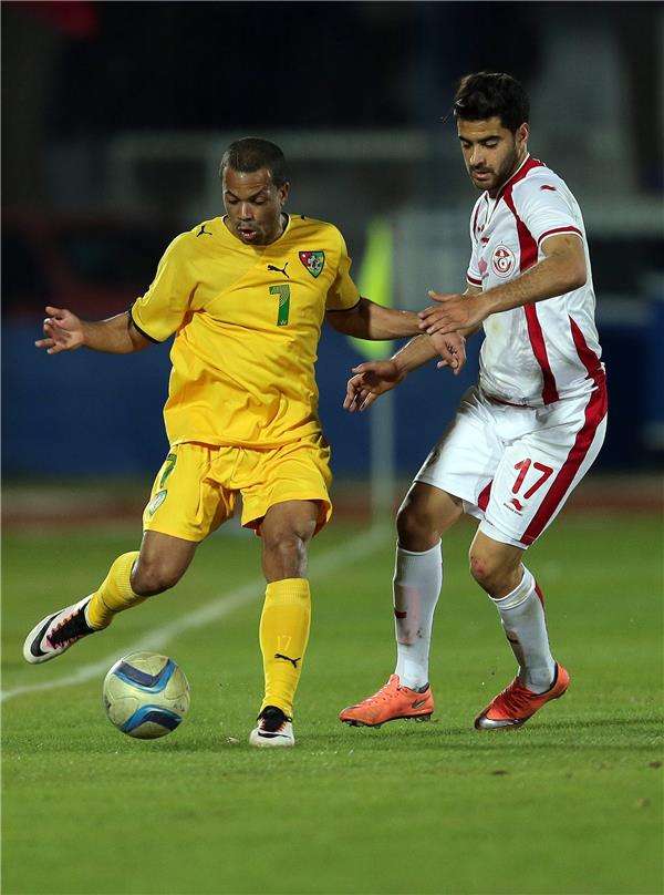 حمزة المثلوثي في محاولة اخذ الكرة من لاعب توجو