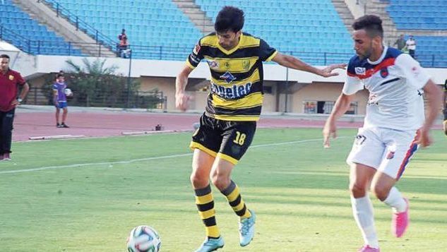 وسام البركة يسار الصورة