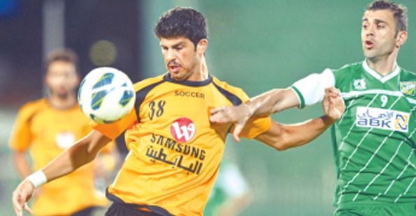 خالد محمد إبراهيم (يسار الصورة)