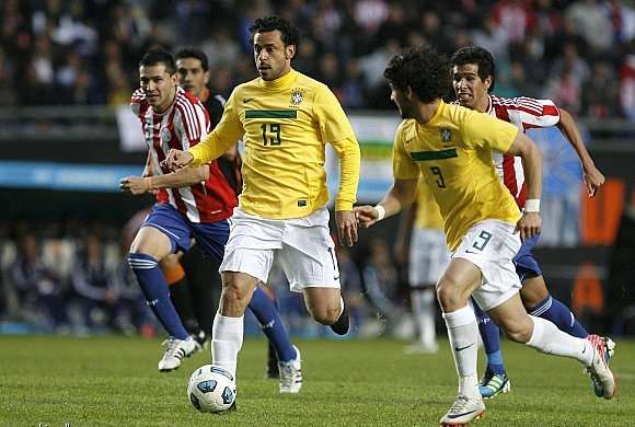 صورة للقاء سابق بين البرازيل و الباراغواي
