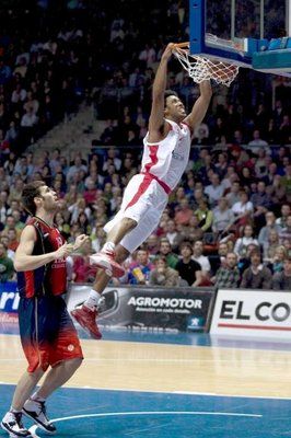 كوينتين وودز لاعب اولمبياكوس ودانك رائع امام لاعب تاو سان ايميتيريو