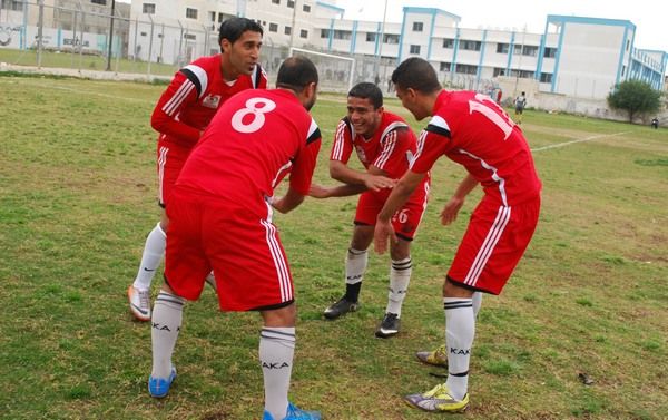  لاعبو خدمات خان يونس يحتفلون بالفوز على الهلال       