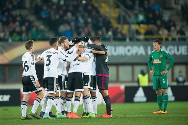 لقطة من مباراة الفريقين 