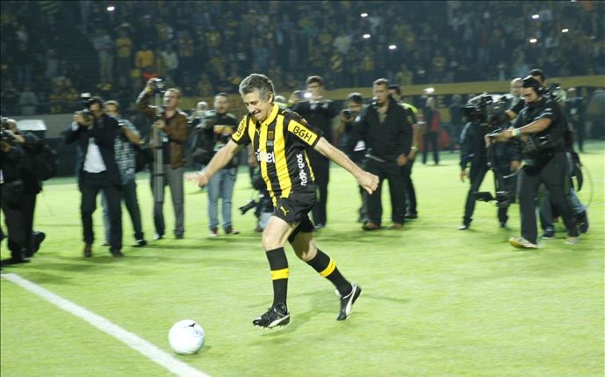 اللاعب السابق فيرناندو مورينا خلال الافتتاح