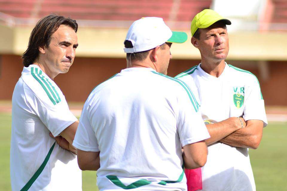 مارتينز مع طاقمه في