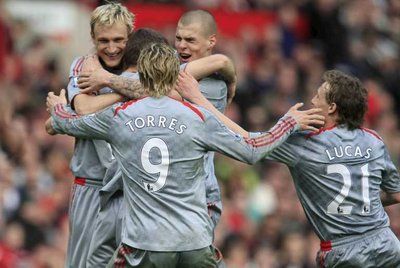 لاعبي ليفربول يحتفلوا بهدف أوريليو 