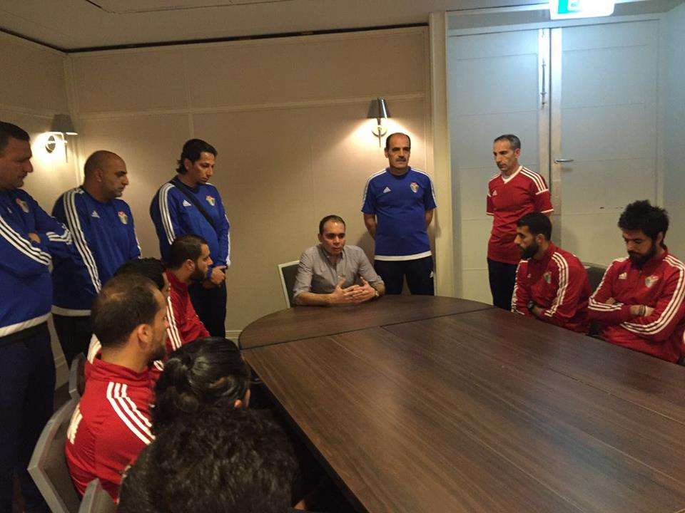 الأمير علي خلال لقائه وفد منتخب الأردن