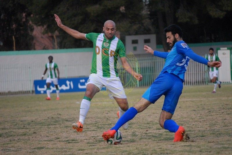 رشيد تيبركانين يسار الصورة في مباراة فريقه أمام شباب الحسيمة