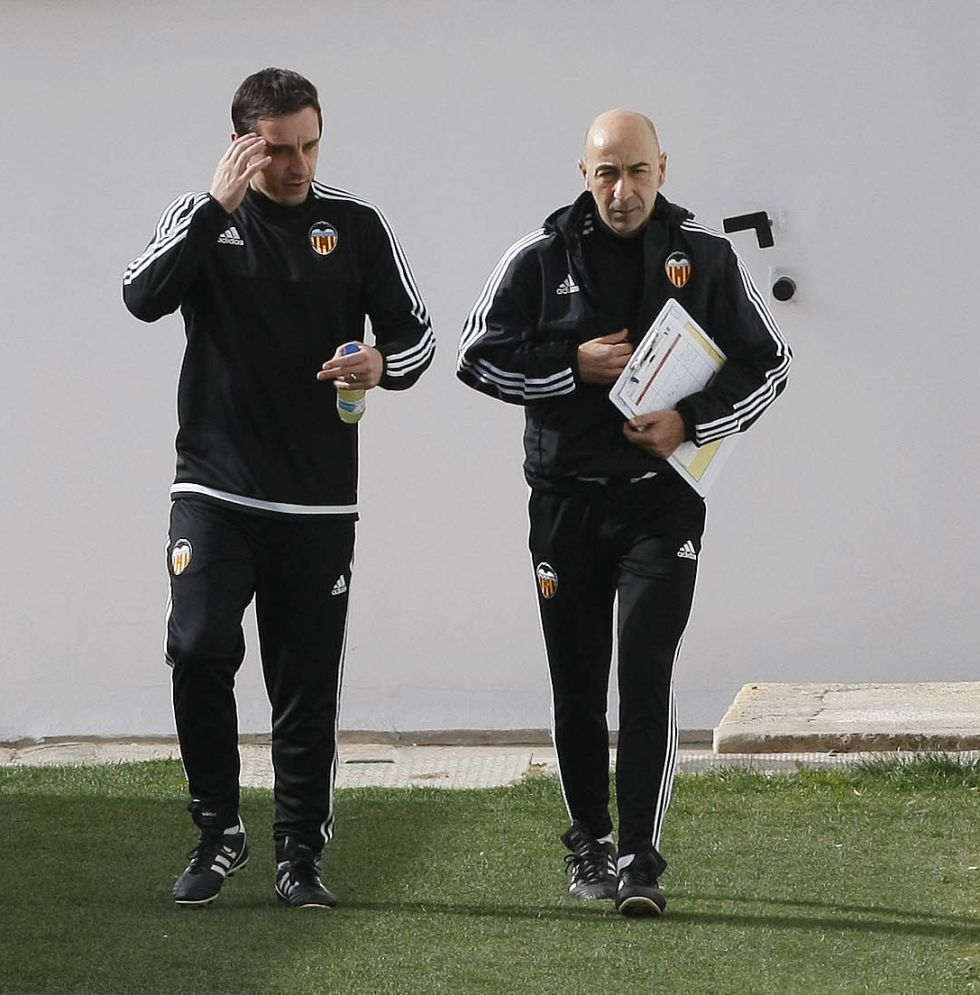 باكو أيستاران إلى جانب جاري نيفيل