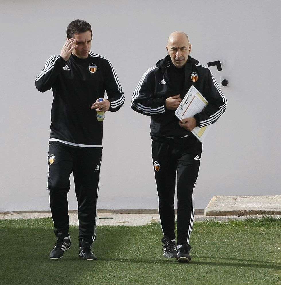 باكو أيستاران إلى جانب جاري نيفيل