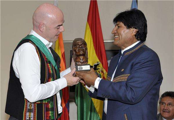 رئيس بوليفيا يمنح إنفانتينو وساما تقديرا لالتزامه بتحسين كرة القدم