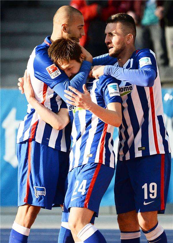 جون انتوني بروكس ( يسار )