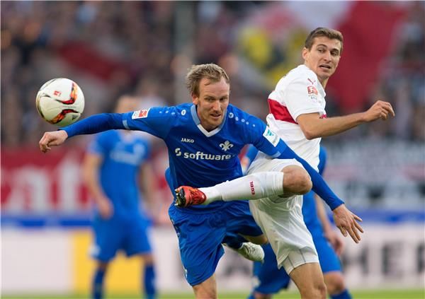 يان روسنتال (يسار) في مباراة الذهاب في شتوتجارت 