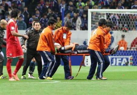 هوتارو ياماغوتشي مع الجهاز الطبي بعد الإصابة الخطيرة