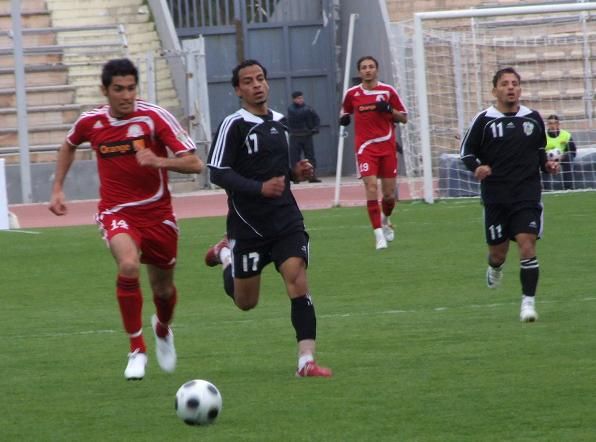 عبدالله ذيب يشق طريقه نحو مرمى شباب الاردن