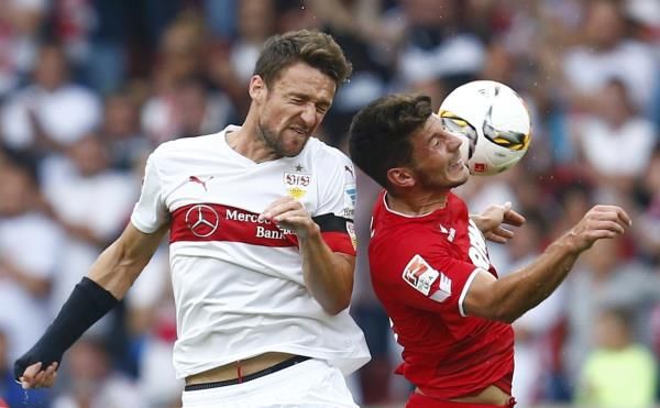 ميلوس جوييتش "يمين" في مباراة فريقه أمام شتوتجارت