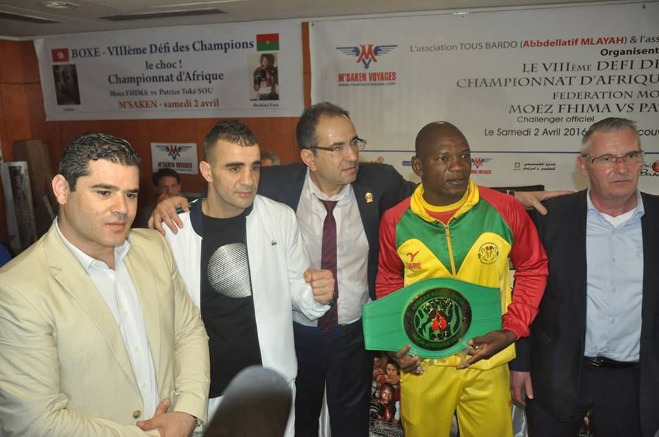 منظم السهرة يتوسط الملاكم التونسي معز فحيمة والملاكم البوركيني باتريس توكي