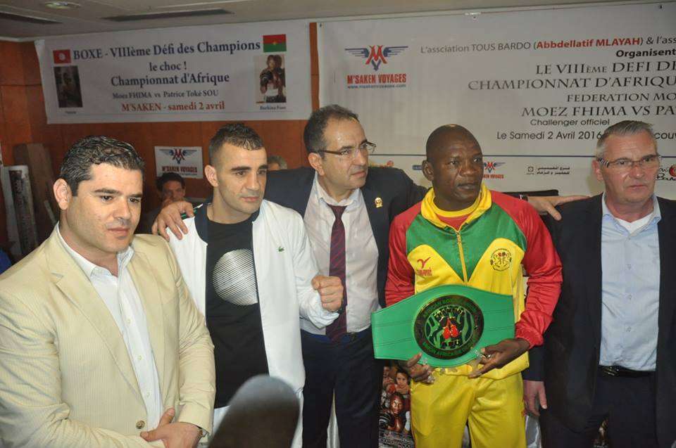 منظم السهرة يتوسط الملاكم التونسي معز فحيمة والملاكم البوركيني باتريس توكي 