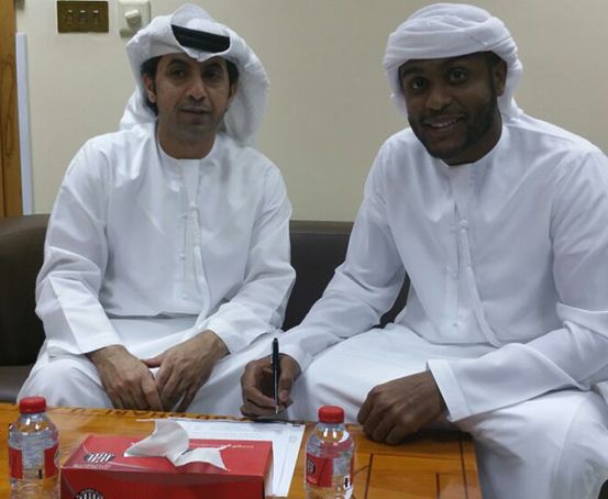 علي خصيف أثناء توقيع العقد الجديد