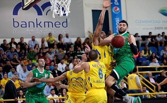 لاعب الحكمة هايك غيوكجيان امام لاعبي الرياضي
