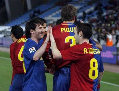 ميسي وإنيستا يتبادلان التحية بعد الهدف الثاني لبرشلونة