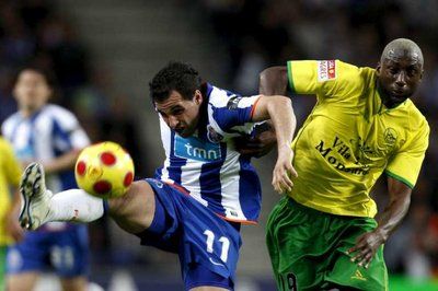 لقطة من مباراة بورتو و دي مايو أمس الأحد