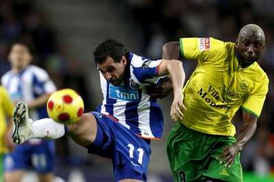 لقطة من مباراة بورتو و دي مايو أمس الأحد