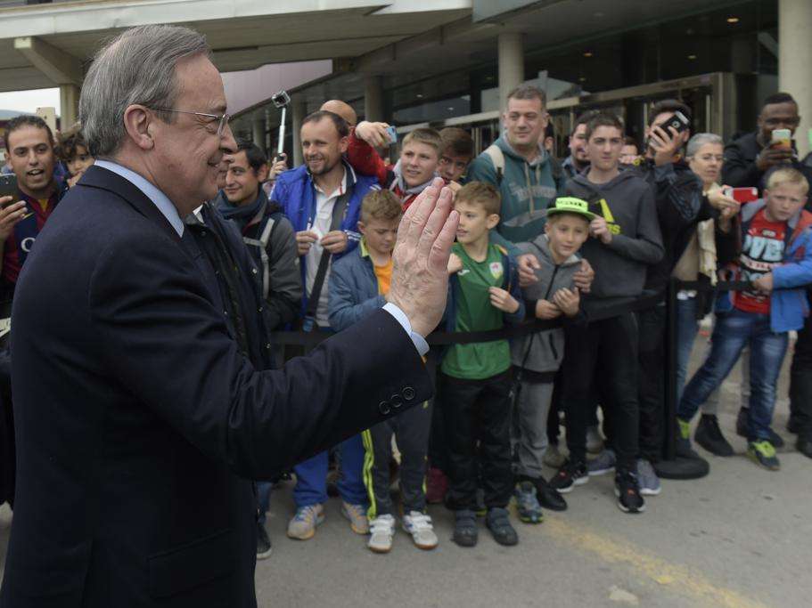  فلورنتينو بيريز لدى وصوله للكامب نو