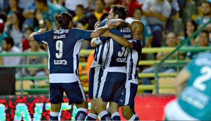 فرحة لاعبو فريق مونتيري بأحد الأهداف